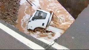 Camión cayó por enorme socavón y quedó tendido en un río en Freirina: Vecinos rescataron al conductor y su copiloto