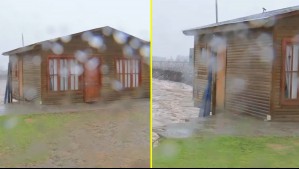 Imágenes muestran cabaña a punto de caer a una quebrada: Otra casa ya cayó y fue arrastrada por el agua