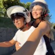 Alexandra Litvinova, pareja de Alexis Sánchez, compartió un romántico video en moto por Italia mientras el Niño Maravilla define su futuro tras salir del Sevilla.