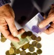 La Compensación por Diferencias de Expectativa de Vida entrega un monto en UF a mujeres pensionadas de 65 años o más de forma automática. Consulta cómo saber si te corresponde.