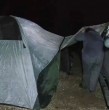 Sin baños, sin agua potable y sin información oficial: así pasan la noche decenas de familias, camioneros y turistas varados en plena Ruta 5, luego de que dos socavones y un derrumbe cortaran el tránsito por el sistema frontal de esta zona.