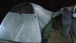 En plena Ruta 5: Familias duermen en carpas tras quedar varadas por cortes del sistema frontal