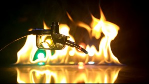 Bombero queda herido tras intentar apagar incendio con bencina en servicentro en Los Ríos