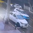 Conoce detalles sobre lo ocurrido este lunes con una funcionaria de la PDI que frustró un robo que afectó a una mujer en la comuna de San Miguel. La oficial fue atropellada y debió utilizar su arma de servicio.