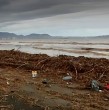 Tras el paso del sistema frontal, plásticos, ramas y otros desechos quedaron esparcidos en las playas de La Serena. Autoridades reportan que provienen de quebradas activadas y advierten dificultades para retirar los residuos.