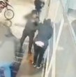Una mujer fue víctima de un violento robo la noche del lunes en el centro de Santiago. Dos delincuentes la abordaron para robarle su celular, agrediéndola a golpes e incluso percutando disparos al aire.
