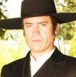 Julio Milostich transformó la falta de trabajo durante la pandemia en un emprendimiento que hoy cuenta con un local en Ñuñoa. El actor contó que sigue preparando personalmente el pino de sus empanadas.