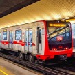 Metro de Santiago suspendió el servicio en siete estaciones de la Línea 2 debido a una persona en la vía. Revisa cuáles están cerradas y cómo funciona el recorrido.
