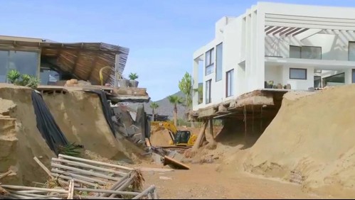Dos casas están a punto de caer tras enorme socavón registrado en una playa de Coquimbo