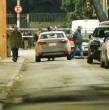 Una joven de 18 años fue baleada tras ser obligada a subir a un automóvil en Santiago. La Fiscalía ECOH investiga si el ataque está relacionado con la muerte de un hombre ocurrida a 200 metros.