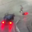 Un impactante video captó el momento en que un tornado levantó vehículos en una autopista de China durante el paso del tifón Bavi. Millones de personas fueron evacuadas por las intensas lluvias y vientos.
