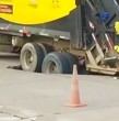 Un camión de la basura cayó a un enorme socavón la tarde del míércoles mientras transitaba por las calles de la ciudad de Coquimbo, y permaneció atrapado por 16 horas.