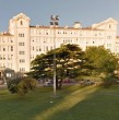 Un enfermero de 51 años fue encontrado muerto con una jeringa clavada en el abdomen en un hospital de Mar del Plata. La autopsia reveló una causa preliminar y la Justicia investiga qué ocurrió.