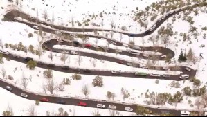 Camino a Farellones colapsado: Tacos kilométricos tras masiva llegada de turistas para disfrutar de la nieve