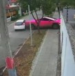Naya Fácil protagonizó un accidente de tránsito al salir de su casa en su Tesla Cybertruck. La influencer reconoció la culpa, pagará los daños y terminó sacándose una selfie.