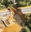 Un enorme socavón, de varios metros de profundidad, se registró en la comuna de Zapallar, región de Valparaíso, en medio del intenso sistema frontal que afectó a la zona central del país.
