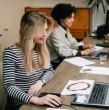 Revisa la fecha confirmada por Sence para el pago anual del Bono al Trabajo de la Mujer. Conoce los requisitos, montos y qué hacer en caso de pagos suspendidos.