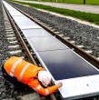 Suiza comenzó a aprovechar su infraestructura ferroviaria para generar electricidad limpia mediante un innovador sistema que instala paneles solares directamente entre los rieles del tren, un espacio que hasta ahora permanecía sin uso.