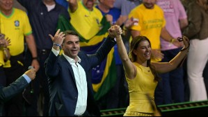 En nombre de su padre, Flávio Bolsonaro oficializa su candidatura presidencial en Brasil