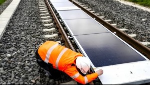 Innovador proyecto: Suiza genera energía solar con paneles instalados entre las vías del tren