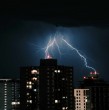 La Dirección Meteorológica de Chile (DMC) actualizó un aviso por probables tormentas eléctricas para este domingo y lunes. El evento tendrá lugar en zonas de seis regiones del país.