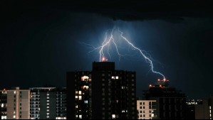 Meteorología emite actualización de aviso por tormentas eléctricas en zonas de seis regiones del país