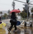 la meteoróloga de Megatiempo, Lissette Aguilera, entregó un nuevo pronóstico sobre el sistema frontal que llegará este lunes a la Región Metropolitana, detallando desde qué hora comenzarán las lluvias.
