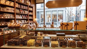 Sociedad que opera reconocida chocolateria en Chile enfrenta millonaria demanda: Proovedor pidió su quiebra por no pagarle