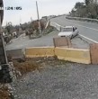 Un auto volcó en la curva límite entre Puente Alto y San José de Maipo, un punto donde vecinos denuncian más de 100 accidentes en cinco años. Un adolescente detenido tenía cuatro órdenes de aprehensión vigentes. Así fue el confuso episodio.