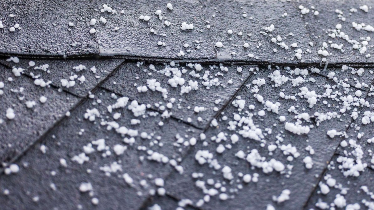 Reportan caída de granizos en varias comunas de Santiago