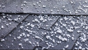 Reportan caída de granizos en varias comunas de Santiago