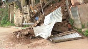 Derrumbe en cerro de Valparaíso sepultó un auto por completo: Hay peligro del colapso de una vivienda