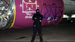 Detienen a dos grafiteros acusados de vandalizar un avión en el Aeropuerto de Santiago