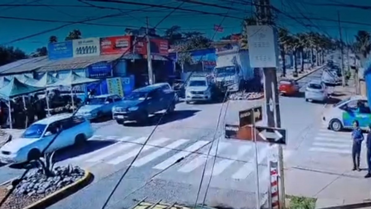 Registro de cámara de seguridad muestra el momento en que camión causó el choque fuera de feria de Cartagena