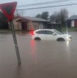 El nuevo sistema frontal en el sur provoca intensas lluvias y suspensión de clases en cuatro regiones. Mientras se mantiene el monitoreo de caudales ante la evolución del temporal, se espera que llegue a la zona central en los próximos días.