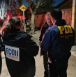 Un hombre murió tras recibir un disparo en el tórax en medio de una balacera cuando transitaba por Cerro Navia. El Equipo ECOH y la Brigada de Homicidios Centro Norte de la PDI investigan el caso.