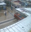 Un video muestra la balacera en barrio Franklin dejó un fallecido y dos vigilantes heridos tras el asalto a un camión de valores. Carabineros busca a los otros involucrados.