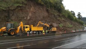 Derrumbe obligó a cortar la Ruta 5 Sur en Collipulli: Camioneta volcó tras ser impactada por rocas y barro