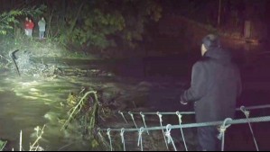 Familia aislada por crecida de estero Coyanco pide ayuda en vivo tras caída de puente