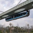Un tren que parece desafiar la gravedad recorre las alturas de China: se trata de Optics Valley Photon, un monorriel aéreo que avanza suspendido desde una vía elevada y que llama la atención por su particular diseño.