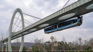 El tren que parece viajar 'boca abajo': Así funciona el monorriel más innovador en China