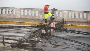 No fue un choque: Fuerte viento derriba seis postes y provoca masivo corte de luz en Valparaíso
