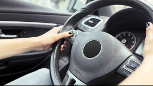 Por un posible defecto en el airbag: Sernac emite alerta de seguridad para un modelo de auto vendido en Chile