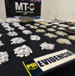 Detectives de la Brigada de Investigación Criminal San Ramón desarticularon una banda dedicada al tráfico de drogas. En el operativo también se incautaron municiones, cargadores de subametralladora y más de $3,2 millones en efectivo.