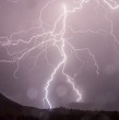 Este sábado, la Dirección Meteorológica de Chile (DMC) emitió dos avisos por probables tormentas eléctricas para zonas de cinco regiones del país. El organismo advirtió además sobre la probabilidad de granizos y rachas de viento. ¡Detalles!