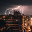 La Dirección Meteorológica de Chile (DMC) actualizó un aviso por probables tormentas eléctricas para este domingo 2 de agosto.El fenómeno se registrará en sectores de dos regiones del país durante la jornada.