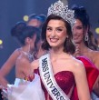 La viñamarina Dominga López se coronó como Miss Universo Chile 2026 en una emocionante final. Scarlette Hermosilla logró el segundo lugar y Catalina Vallejos se quedó con el tercer puesto.