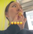 Una creadora de contenido japonesa que vive en Chile se hizo viral tras probar por primera vez el sushi nacional. El queso crema, el sushi frito y un inesperado ingrediente marcaron su experiencia.