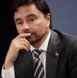 El senador Rodolfo Carter protagonizó un incidente vehicular en el límite de las comunas de Ñuñoa y Providencia durante la mañana de este lunes, donde un motociclista resultó con una fractura de hombro.