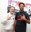 Colo Colo confirmó este lunes la incorporación del arquero caboverdiano Vozinha, quien se convirtió oficialmente en nuevo jugador del Cacique luego de firmar su contrato junto al presidente de Blanco y Negro, Aníbal Mosa.